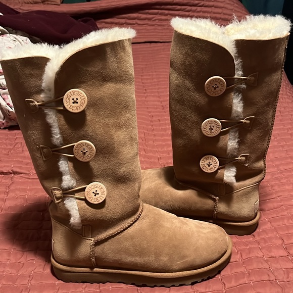 UGG TALL BOOT- button side can be folded down or worn up, size 9 - Picture 3 of 7